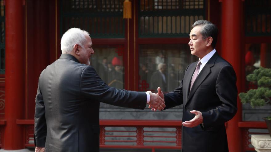 El canciller de Irán, Mohamad Yavad Zarif, (izq.) y su homólogo chino, Wang Yi, Pekín, 19 de febrero de 2019. (Foto: AFP)