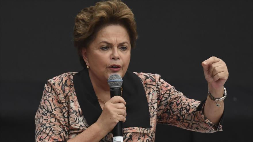 La expresidenta brasileña Dilma Rousseff ofrece un discurso, 19 de noviembre de 2018. (Foto: AFP)