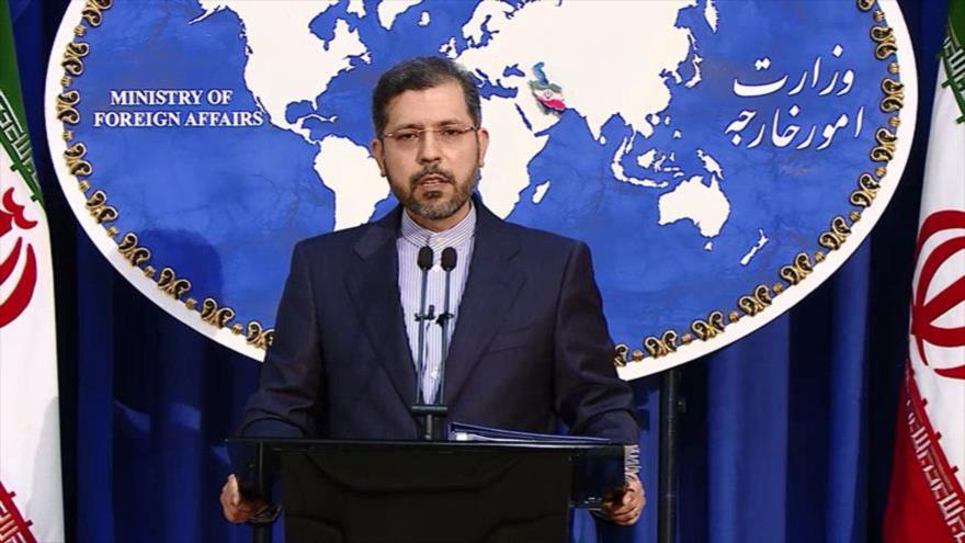El portavoz de la Cancillería iraní, Said Jatibzade, habla durante una rueda de prensa en Teherán, la capital, 15 de febrero de 2021.