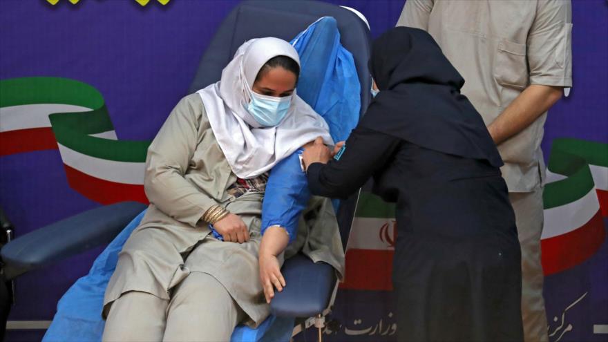 Una enfermera recibe una dosis de la vacuna anti-COVID-19 en el Hospital Imam Jomeini en Teherán, Irán, 9 de febrero de 2021. (Foto: AFP)