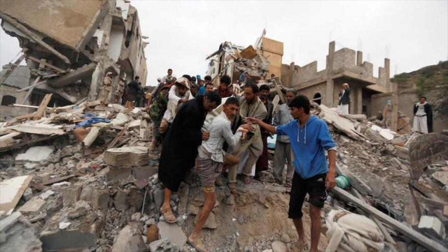 Un grupo de voluntarios traslada a una mujer rescatada entre los escombros de una casa destruida por un ataque aéreo saudí en Saná, capital de Yemen. (Foto: Reuters)