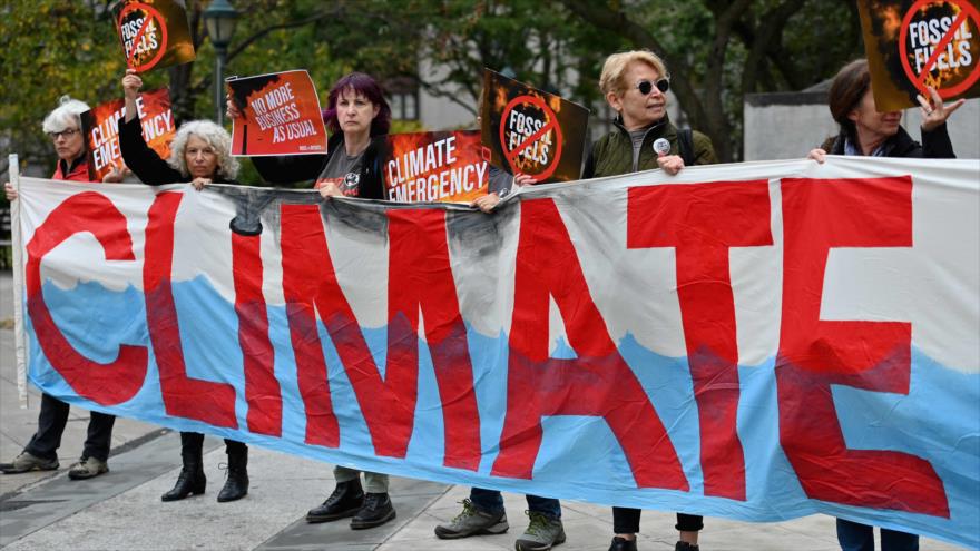 Activistas climáticos protestan frente al edifico de la Corte Suprema del Estado de Nueva York, 22 de octubre de 2019. (Foto: AFP)