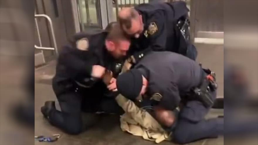Vídeo: Policías de Nueva York golpean en la cara a un negro detenido | HISPANTV