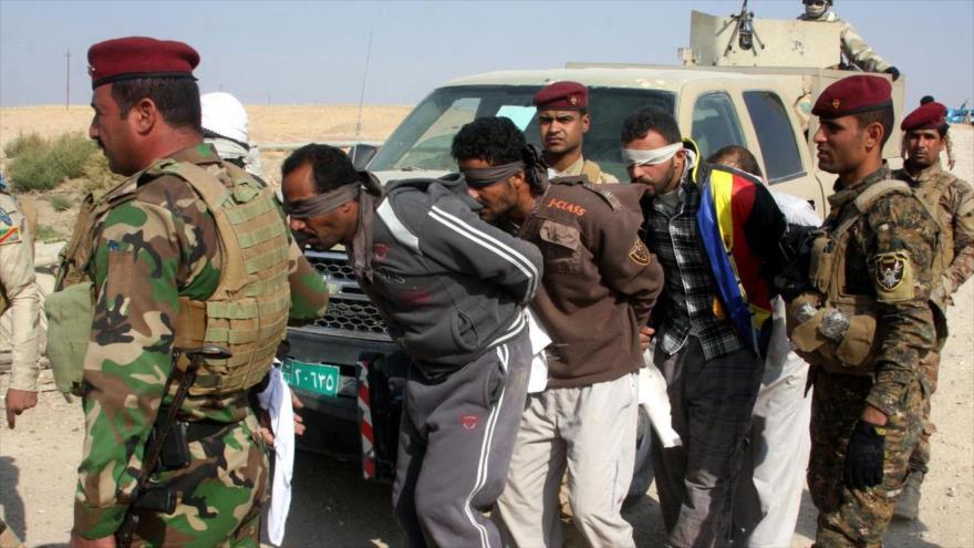 Militares del Ejército iraquí arrestan a supuestos miembros de Daesh, 26 de noviembre de 2017.