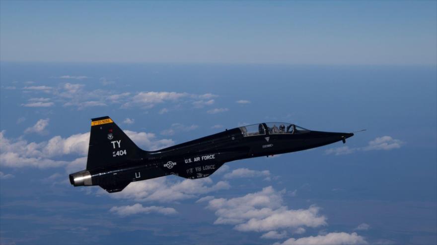 Un T-38 sobrevuela el Golfo de México, marzo de 2017 (Foto: Fuerza Aérea de los EE.UU.)