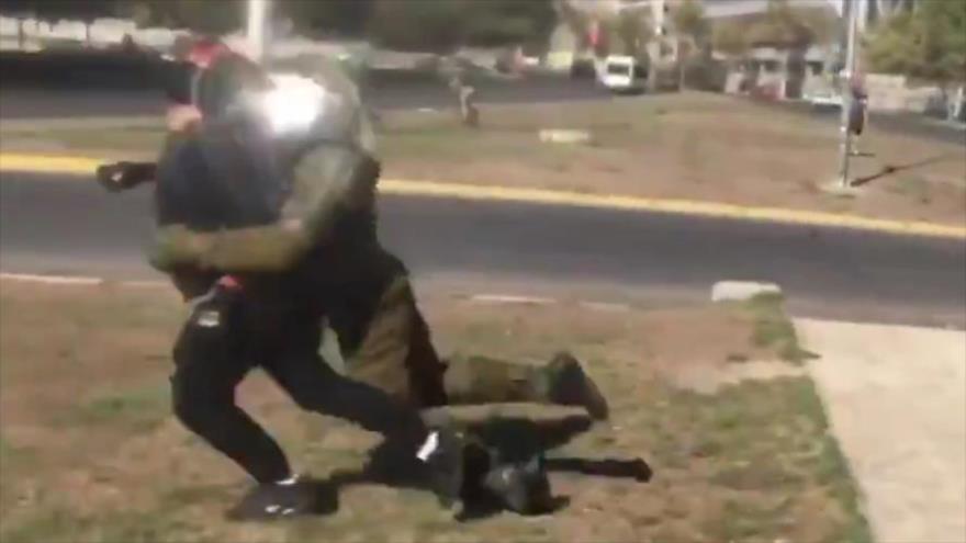 Agente de Policia ataca brutalmente a un manifestante en Chile 