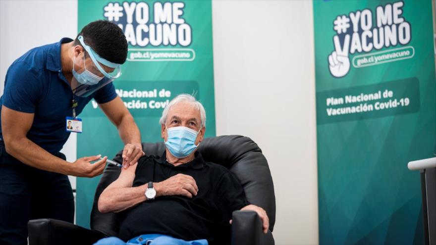 El presidente de Chile, Sebastián Piñera, es vacunado contra la COVID-19 en un centro de salud en Futrono, sur de Chile, 12 de febrero de 2021. (Foto: AFP)