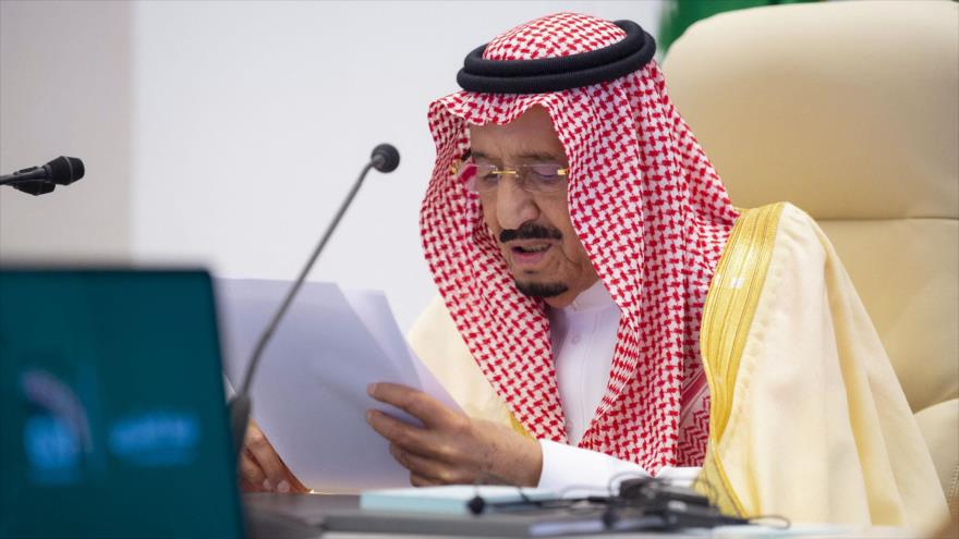 El rey saudí, Salman bin Abdulaziz Al Saud, habla en la cumbre del G20 en Riad, 22 de noviembre de 2020. (Foto: AFP)