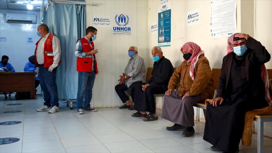 Refugiados sirios esperan recibir vacuna anti-coronavirus en un centro sanitario en el campo de Zaatari, 15 de febrero de 2021. (Foto: AFP)