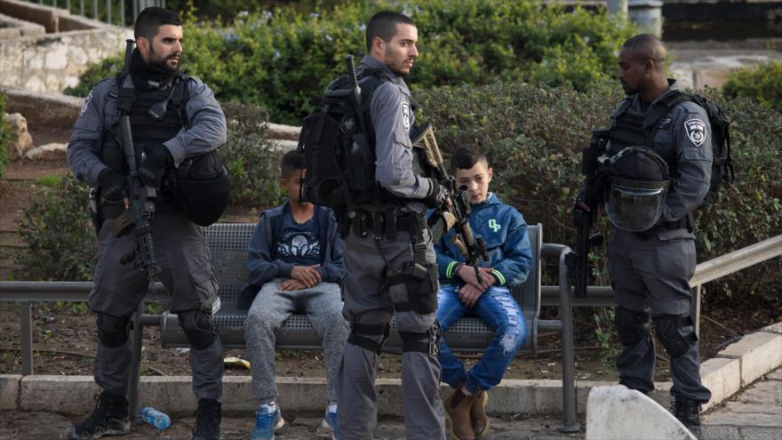 Soldados israelíes detienen a dos niños palestinos cerca de la Puerta de Damasco en Al-Quds, 7 de diciembre de 2017.
