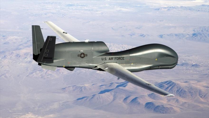 Un avión no tripulado (dron) RQ-4 Global Hawk de EE.UU. en pleno vuelo.