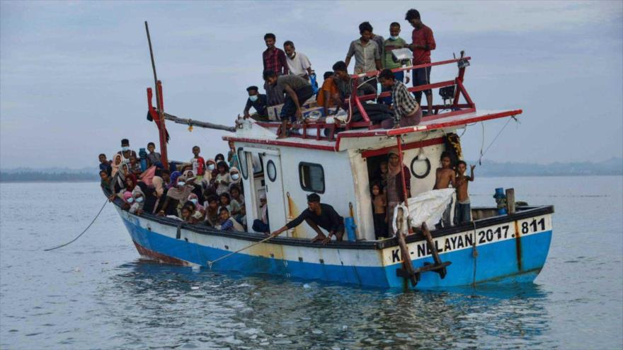 Varios refugiados musulmanes Rohingya llegan a las costas de la aldea de Lancok, Indonesia, 25 de junio de 2020. (Foto: AFP)