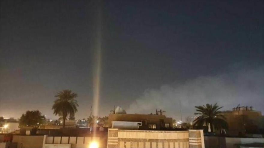 Humo producido en el área después de que los cohetes golpearon Zona Verde, cerca de embajada de EE.UU. en Bagdad, capital de Irak, 22 de febrero de 2021.