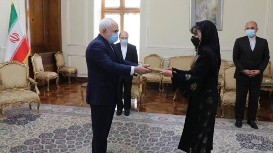 Nueva embajadora boliviana, Romina Guadalupe Pérez Ramos, entrega su carta credencial al canciller iraní, Mohamad Yavad Zarif, Teherán, 23 de febrero de 2021. (Foto: mfa.ir)