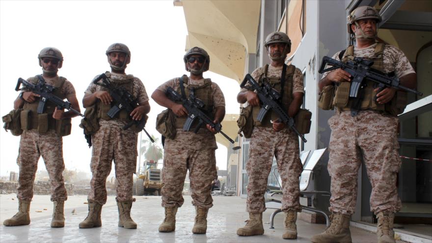 Soldados emiratíes montan guardia en el aeropuerto de la ciudad portuaria de Adén, en el sur de Yemen. (Foto: Reuters)