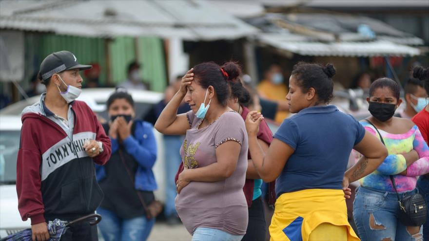 Familiares de los reos se ven preocupados, cerca del Centro de Privación de Libertad de la Zona 8, en Guayaquil, 23 de febrero de 2021. (Foto: AFP).