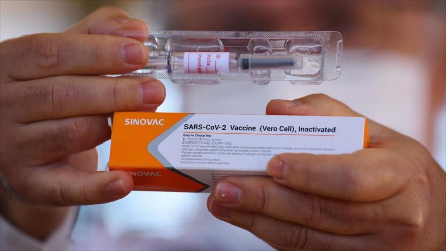 Un investigador muestra una dosis de la vacuna Sinovac en un ensayo de fase tres en el hospital universitario de Brasilia, Brasil, 5 de agosto 2020.
