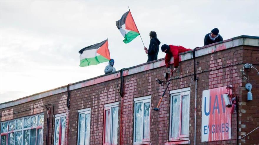 Vídeo: Activistas ocupan la fábrica israelí de armas en Londres 