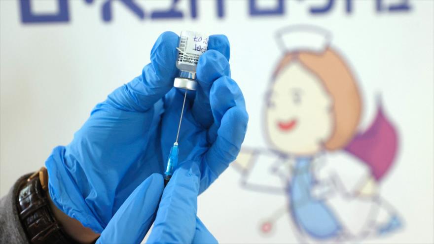 Un trabajador de salud se prepara una dosis de la vacuna anti-COVID en el centro médico Maccabi en Tel Aviv, 24 de febrero de 2021. (Foto: AFP)