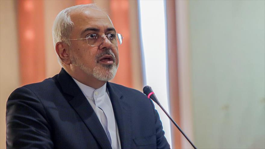 El ministro de Asuntos Exteriores de Irán, Mohamad Yavad Zarif, habla durante una ceremonia en Teherán.