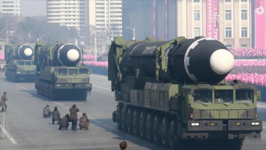 Misiles balísticos Hwasong-15 en un desfile militar en Pyongyang (capital de Corea del Norte), 8 de febrero de 2018. (Foto: AFP)