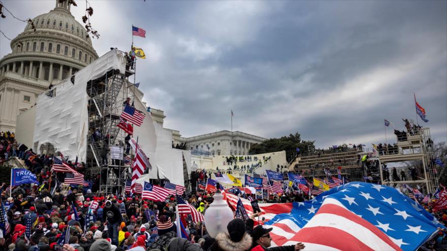 Partidarios del presidente Donald Trump se paran frente al Capitolio de EE.UU.,6 de enero de 2021 en Washington. (Foto: AP)