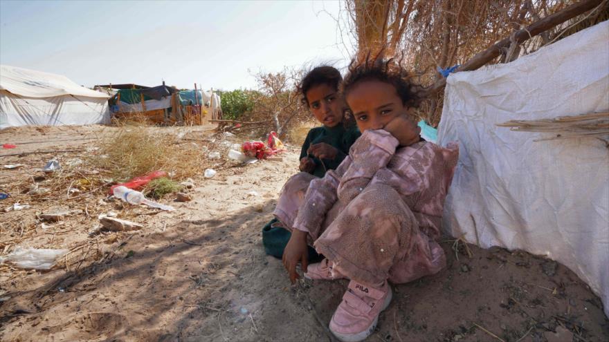 Niños yemeníes en el campamento de desplazados de Marib (centro-oeste), 18 de febrero de 2021. (Foto: AFP)