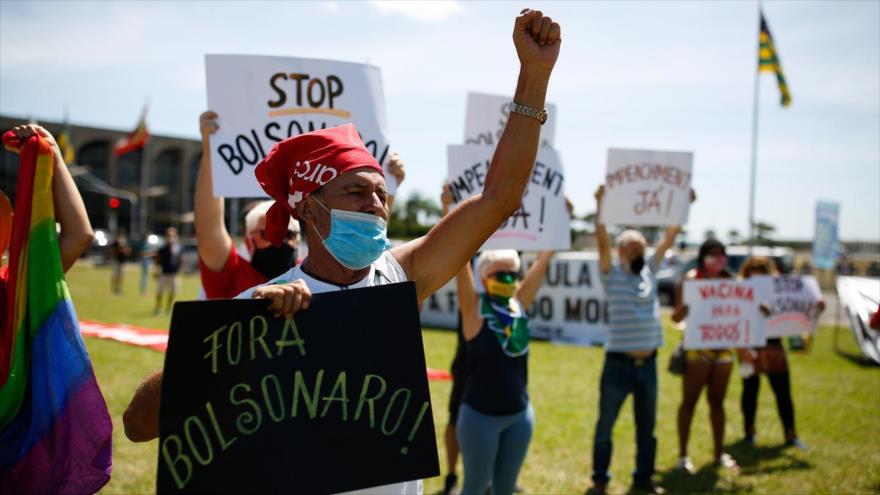 Protestan contra el presidente brasileño, Jair Bolsonaro, en Brasilia, por su mal manejo de COVID-19, 31 de enero de 2021. (Foto: AFP)