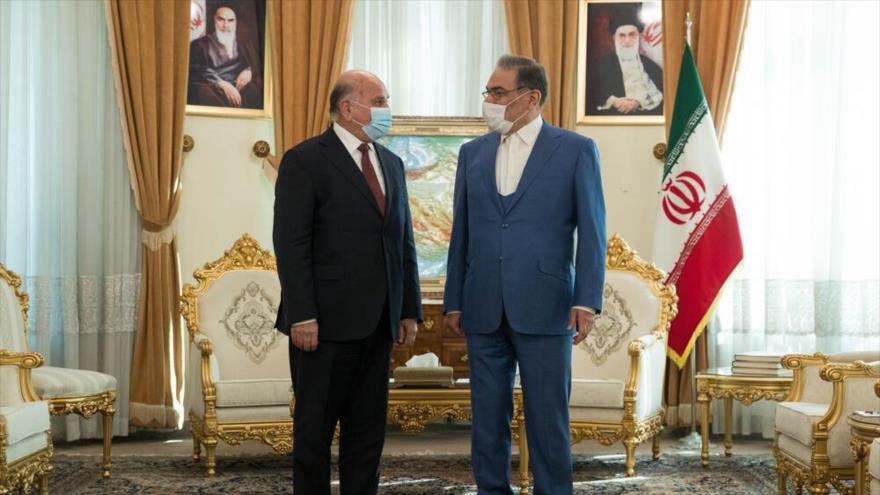 Secretario del Consejo Supremo de Seguridad Nacional de Irán (dcha.) y el canciller iraquí en Teherán, 27 de febrero de 2021. (Foto: Mehrnews)
