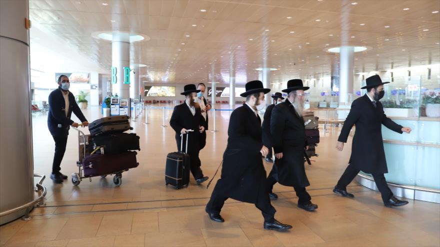 Israelíes ultraortodoxos en el aeropuerto Ben Gurion, cerca de Tel Aviv, 25 de enero de 2021. (Foto: Flash90)