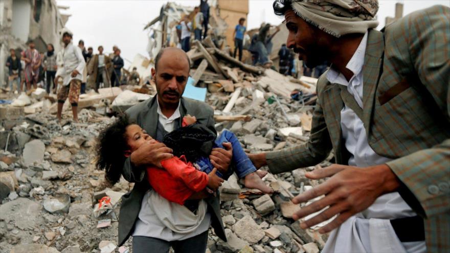 Una niña es rescatada de edificios colapsados tras un ataque de la coalición saudí en Saná, capital yemení, 25 de agosto de 2017. (Foto: Reuters)