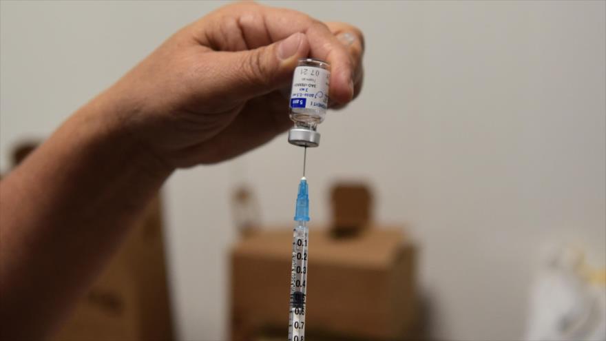 Un sanitario prepara una dosis de la vacuna rusa anti-COVID-19 Sputnik V en un hospital de Paraguay, 22 de febrero de 2021. (Foto: AFP)