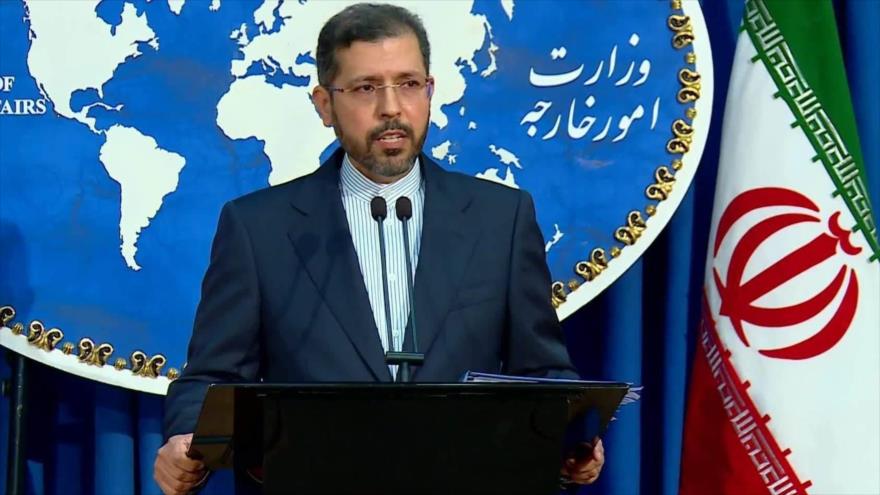 El portavoz del Ministerio de Relaciones Exteriores de Irán, Said Jatibzadeh, durante una conferencia de prensa en Teherán, capital de Irán.