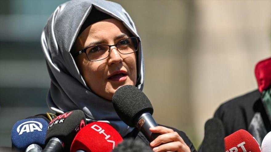 Hatice Cengiz, novia turca del priodista saudí Jamal Khashoggi, habla a la prensa, Estambul (capital turca), 3 de julio de 2020. (Foto: AFP)