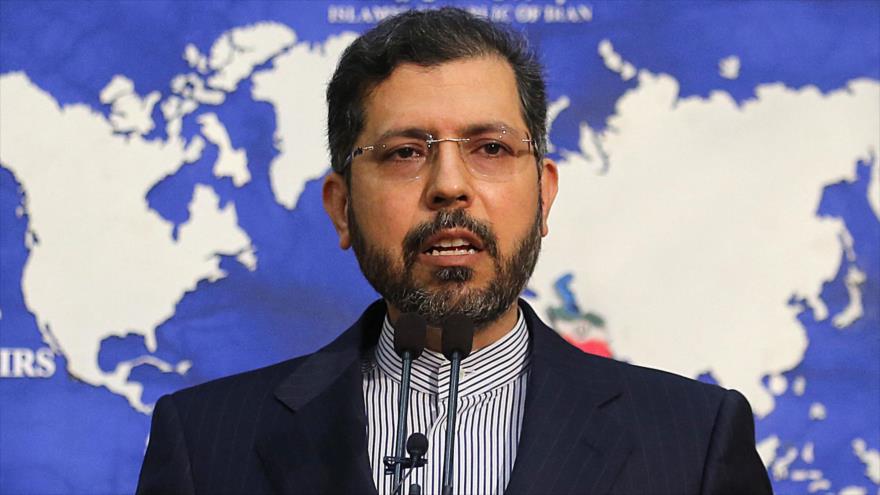 El portavoz de la Cancillería iraní, Said Jatibzade, habla con la prensa en Teherán, la capital, 22 de febrero de 2021. (Foto: AFP)