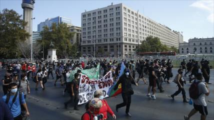 Policía chilena reprime manifestación estudiantil en Santiago