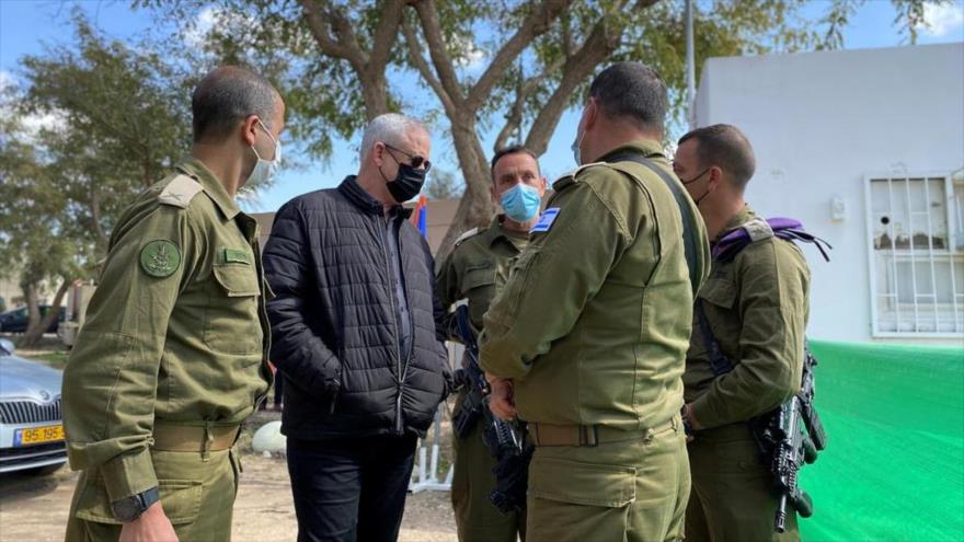 El ministro de asuntos militares de Israel Benny Gantz habla con varios militares en Gaza, 2 de marzo de 2021. (Foto: Reuters)