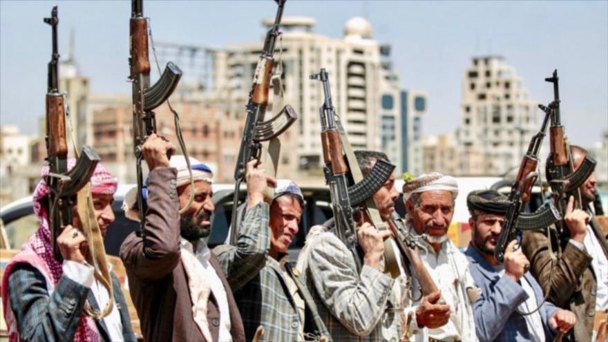 Miembros del movimiento popular yemení Ansarolá participan en una marcha en Saná, capital.