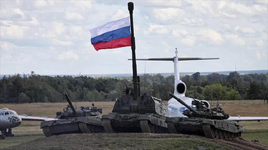 Varios vehículos pesados y tanques de fabricación de la Federación Rusa exhibidos en una muestra. 