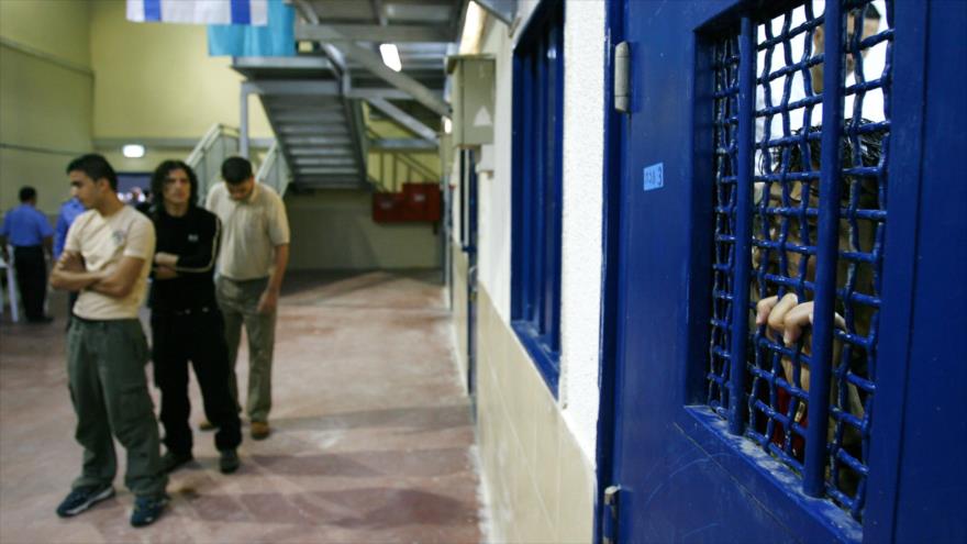 Prisioneros palestinos esperan ser liberados de la prisión de Ketziot. (Foto: Reuters)