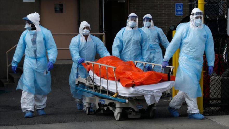 Trasladan el cadáver de una persona muerta en un hospital de Nueva York por coronavirus, causante de la COVID-19. (Foto: Reuters) 