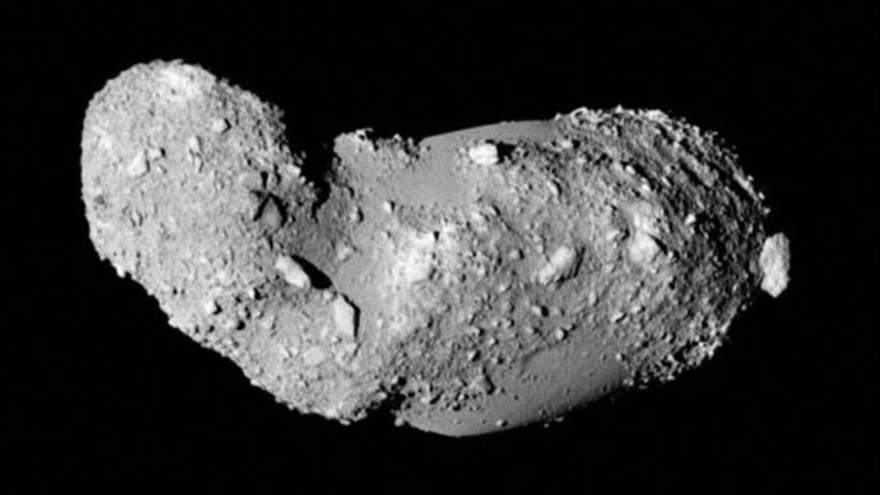 Una vista esquemática del extraño asteroide Itokawa con forma de maní.