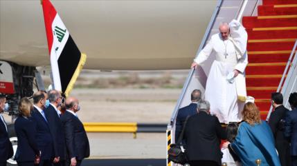 Papa Francisco llega a Bagdad en primera visita papal a Irak