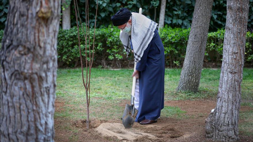 El Líder de Irán, el ayatolá Seyed Ali Jamenei, está plantando un árbol frutal en Teherán, 5 de marzo de 2021. (Foto: Khamenei.ir) 