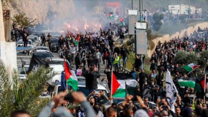 Miles de palestinos protestan contra crímenes de policía israelí 