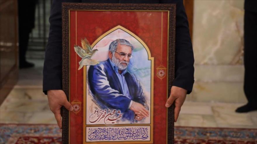 Una pintura del científico iraní Mohsen Fajrizade en el santuario del Imam Reza (P) en Mashad, Irán, 29 de noviembre de 2020. (Foto: AFP)