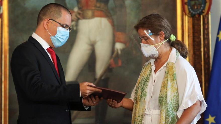 La embajadora de la UE en Caracas, Isabel Brilhante Pedrosa, junto al ministro de Exteriores venezolano, Jorge Arreaza. Foto: Venezuela
