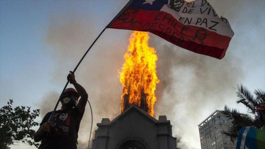 Carabineros reprimen nueva protesta contra Piñera en Santiago