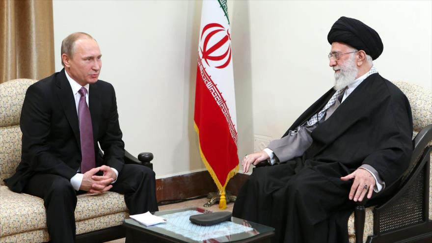 El Líder de Irán, el ayatolá Seyed Ali Jamenei (dcha.) en una reunión con el presidente ruso, Vladimir Putin, en Teherán. (khamenei.ir)