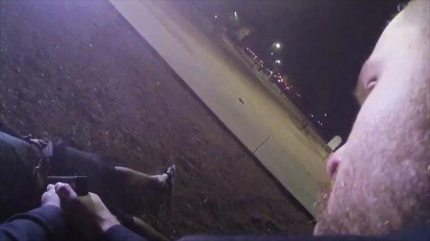 Vídeo: Policía de EEUU dispara a un joven de 17 años por la espalda | HISPANTV
